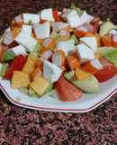 Ensalada de caqui, queso fresco y surimi