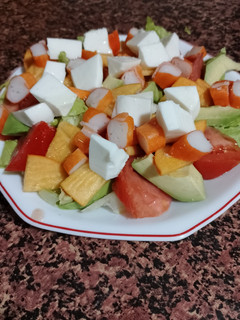 Una foto de Ensalada de caqui, queso fresco y surimi