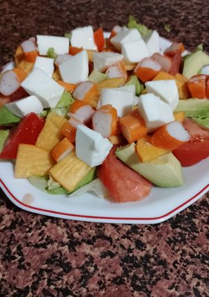 Una foto de Ensalada de caqui, queso fresco y surimi