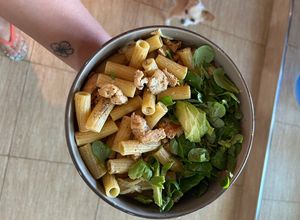 Una foto de Ensalada de Pasta con Pollo y Aguacate