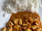 Una foto de arroz con pollo al curry