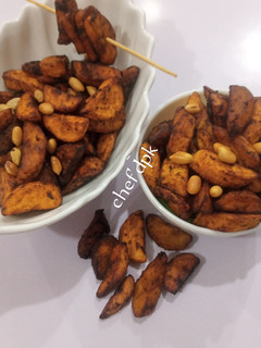 A picture of Kelewele (spicy fried plantain) Ghanaian snack.