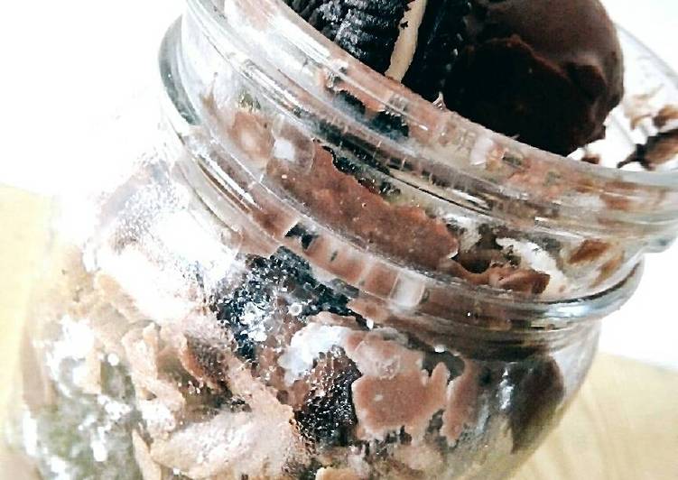 Chocholate oreo cheesecake lumer in jar