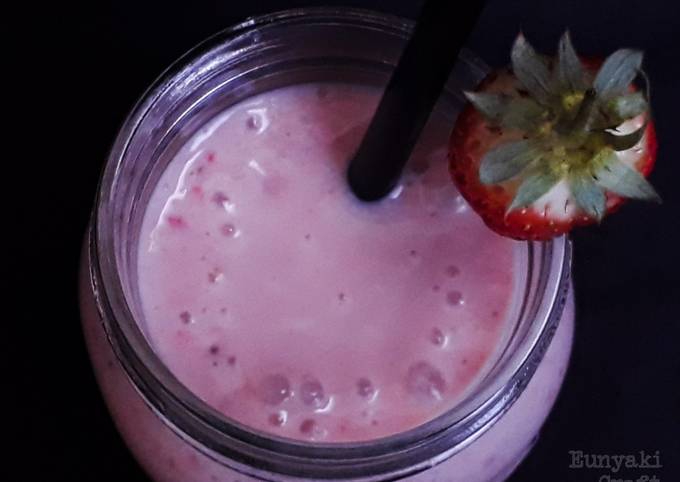 How to Make Super Quick Homemade Strawberry Yogurt Smoothie
