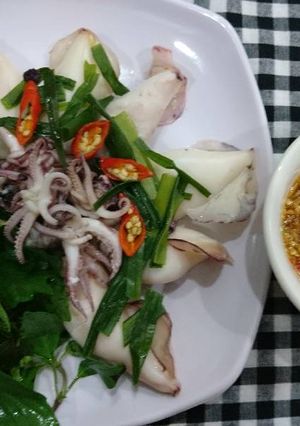 Hình của món Mực hấp chấm mắm gừng.