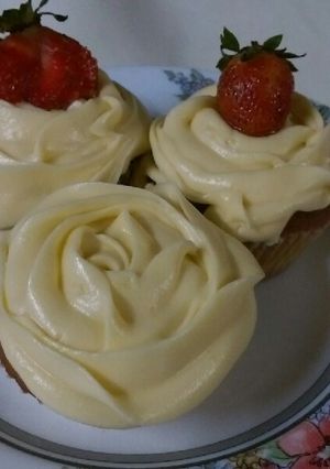 A picture of Vanilla strawberry cupcakes.