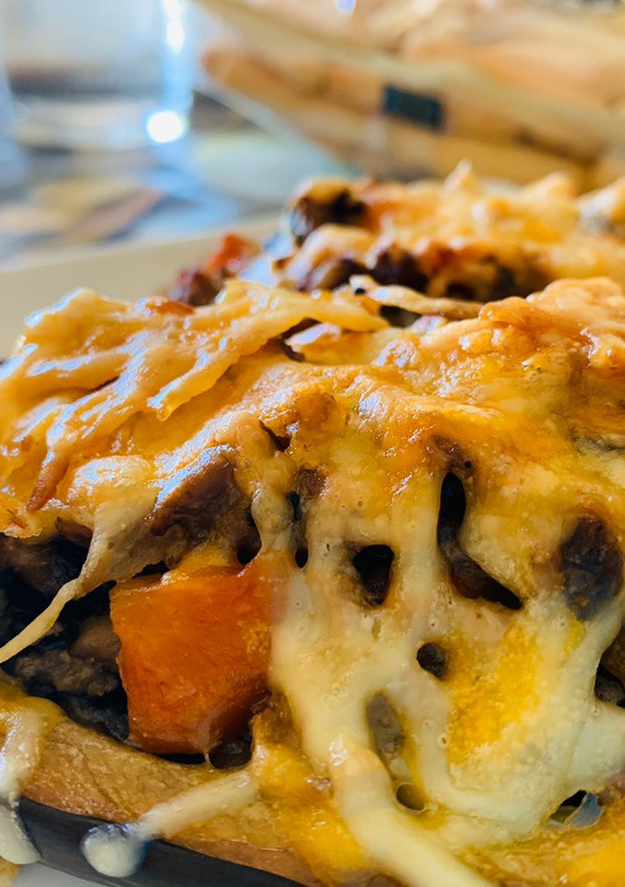 Una foto de Berenjena rellena de carne y verduritas🥕🍗🍆🧅