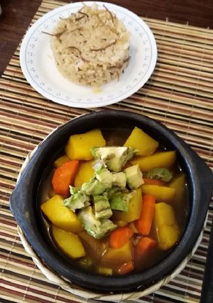 Una foto de Estofado de cerdo a la JuanK con arroz de fideos