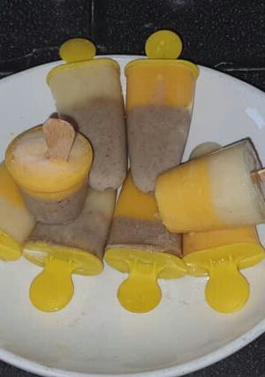 A picture of Refreshing Fruit Popsicles.