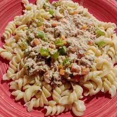 Una foto de Salsa blanca de atún, apio y zanahoria