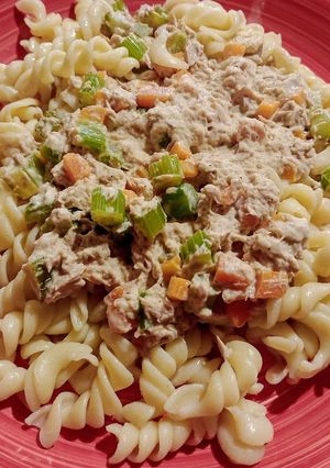 Una foto de Salsa blanca de atún, apio y zanahoria