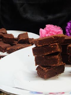 சாக்லேட் மைசூர்பாக்(chocolate mysorepak recipe in tamil) செய்முறை முக்கிய புகைப்படம்