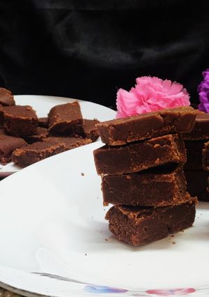 சாக்லேட் மைசூர்பாக்(chocolate mysorepak recipe in tamil) செய்முறை முக்கிய புகைப்படம்