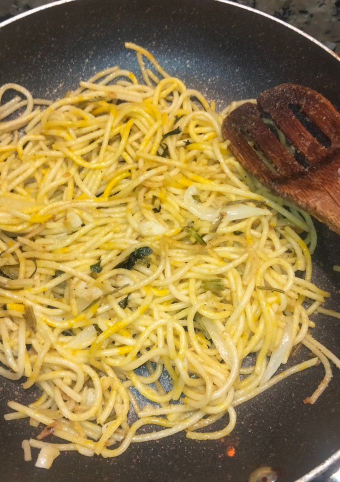 Una foto de Espaguetis fritos al ajillo