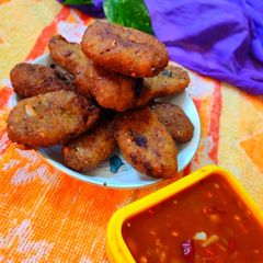 A picture of Garlic poha cutlets with garlic tomato sauce.