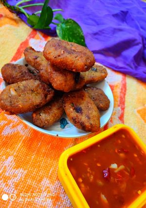 A picture of Garlic poha cutlets with garlic tomato sauce.
