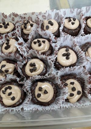 Una foto de Brownies decorados en pirotines