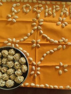મિક્સ ચીકી લાડુ (Mix Chikki Ladoo Recipe In Gujarati) રેસીપી મુખ્ય ફોટો