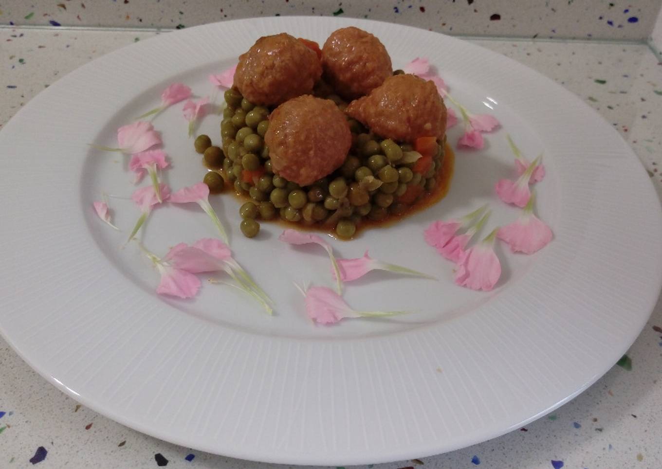 Albóndigas de atún con salteado de guisantes