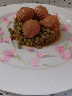 Una foto de Albóndigas de atún con salteado de guisantes