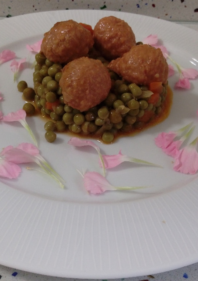 Una foto de Albóndigas de atún con salteado de guisantes