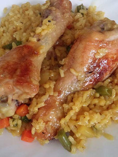 Una foto de Arroz con pollo y verduras