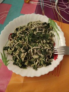 Una foto de Revuelto de espinacas y gulas