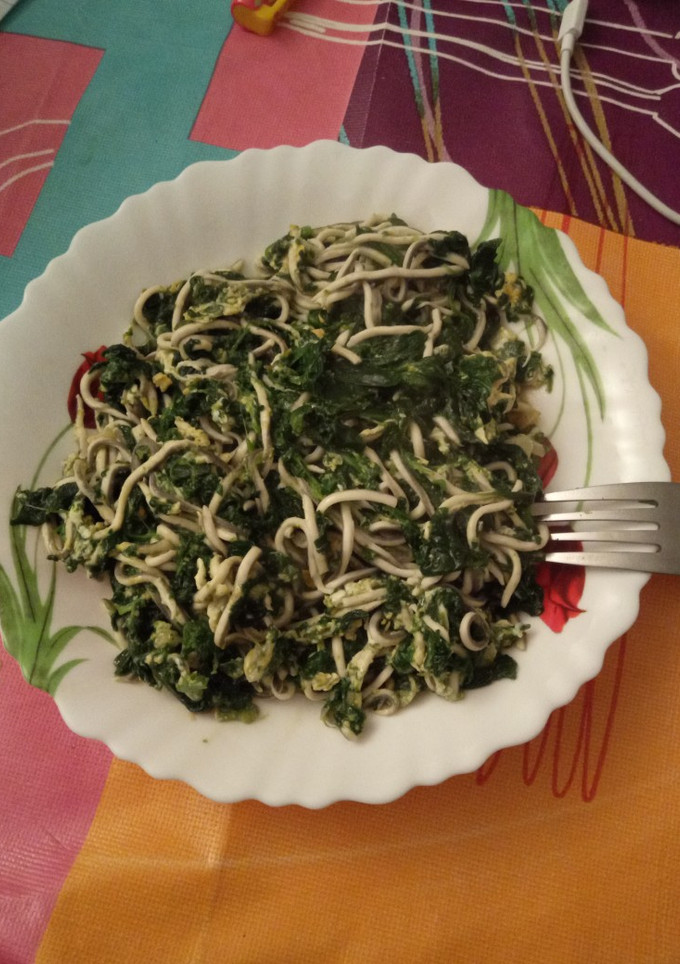 Una foto de Revuelto de espinacas y gulas