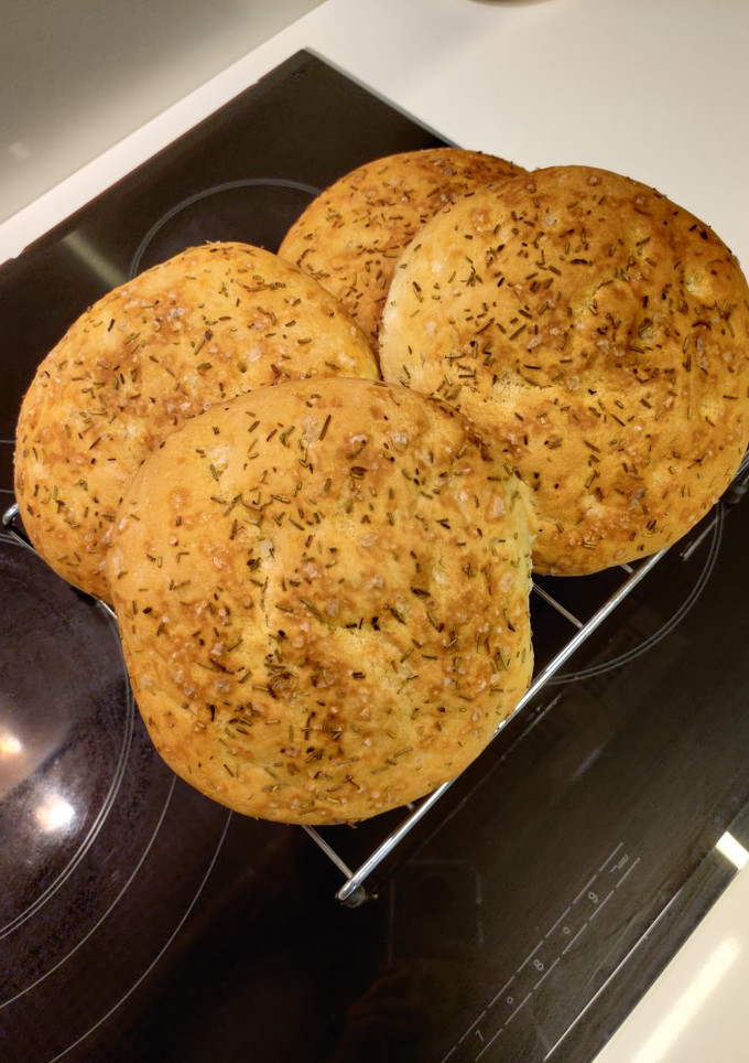 Una foto de Focaccia con sal y romero