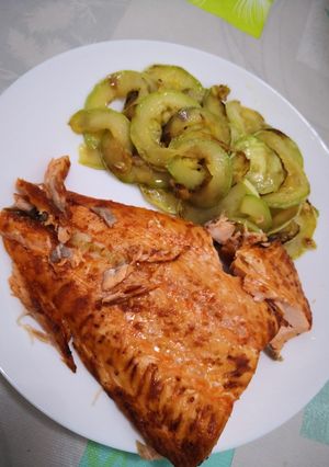 Una foto de Salmón al horno con calabacín a la plancha