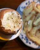 Trứng lòng đào ăn với bánh mì bơ quẹt (kiểu của Pháp) 🇫🇷