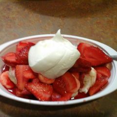 A picture of Southern Strawberry and Biscuits.