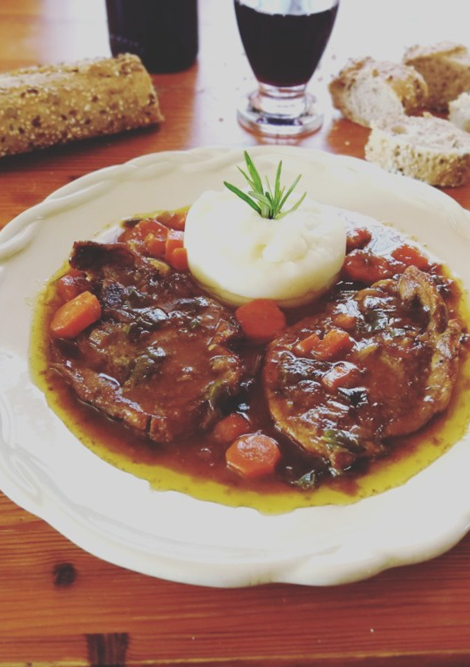 Una foto de Filete de cordero con salsa al romero con puré de patata