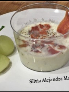 Una foto de Vasitos de crema fría de melón con jamón serrano