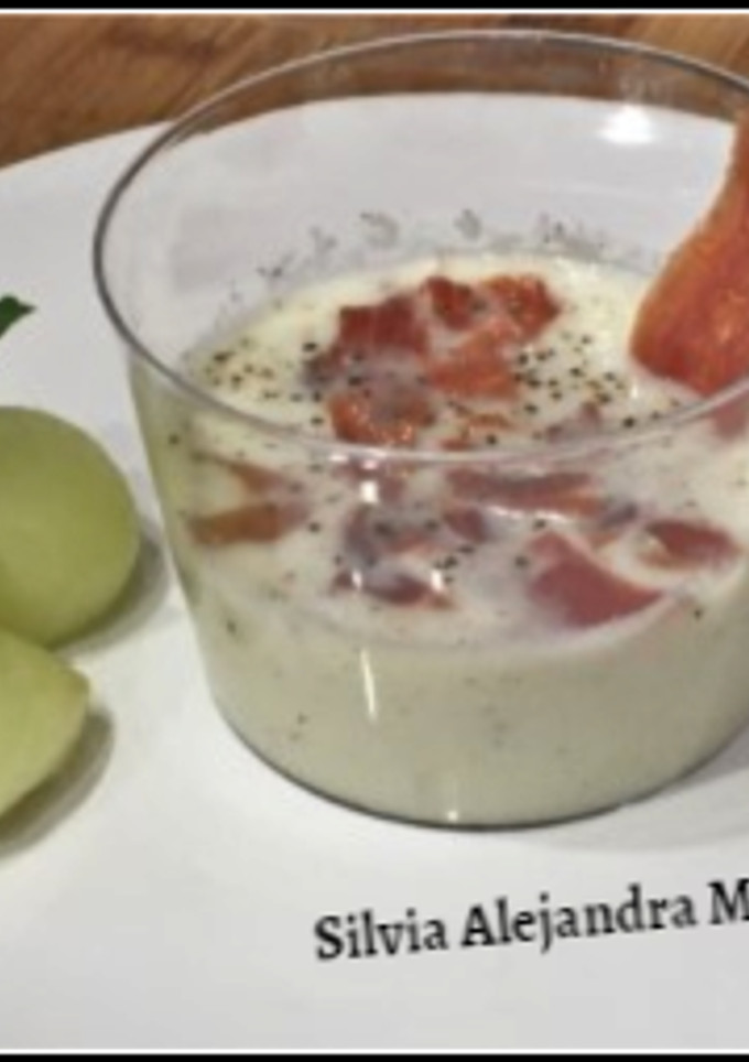 Una foto de Vasitos de crema fría de melón con jamón serrano