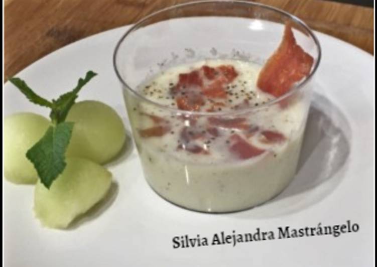 Vasitos de crema fría de melón con jamón serrano