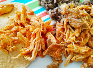 Una foto de Tinga de pollo y res