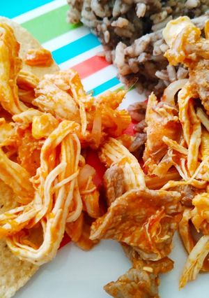 Una foto de Tinga de pollo y res