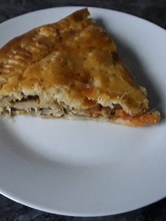 Una foto de Empanada de sardinas y tomate