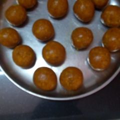 A picture of Mango pulp ke dryfruit ladoo.