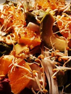 Una foto de Ensalada de aguacate y naranja