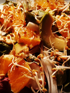 Una foto de Ensalada de aguacate y naranja