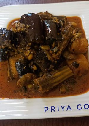 A picture of Stuffed Brinjal with aloo and drumsticks.