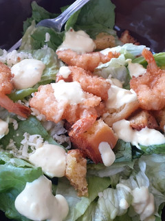 Una foto de Ensalada César con camarón