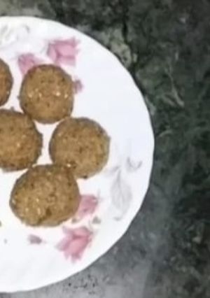 रोटी के लड्डू (roti ke ladoo recipe in hindi) रेसिपी मुख्य फोटो