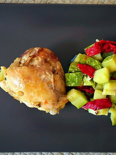 Una foto de Pollo al ajillo con pimientos y calabacín