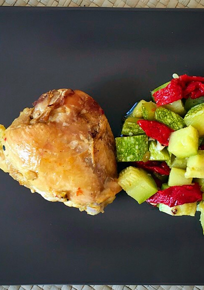 Una foto de Pollo al ajillo con pimientos y calabacín