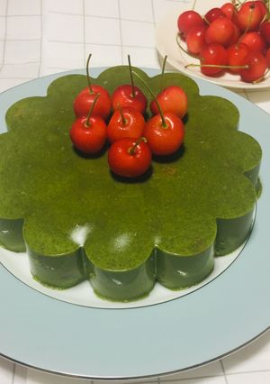Una foto de Bavaroise de Matcha Relleno con Cerezas!