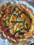 Torta salata con agretti, pomodori secchi, acciughe e scamorza