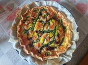 Una foto di torta salata con scamorza